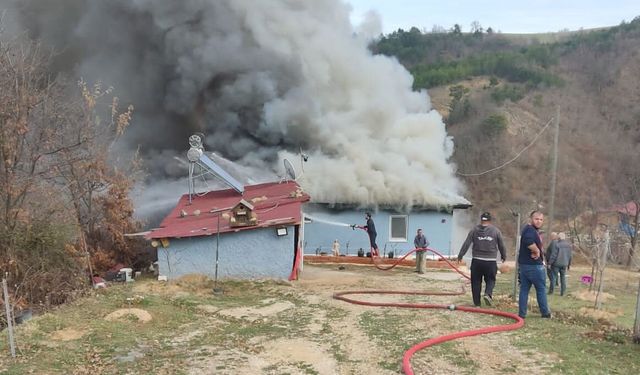 Amasya'da çıkan yangında ev kullanılamaz hale geldi