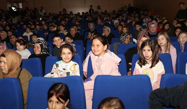 Bafra'da çocuklar tiyatro ile buluştu