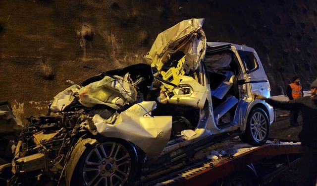 Düzce'de kamyona çarpan hafif ticari araçtaki 2 kişi öldü, 2 kişi yaralandı