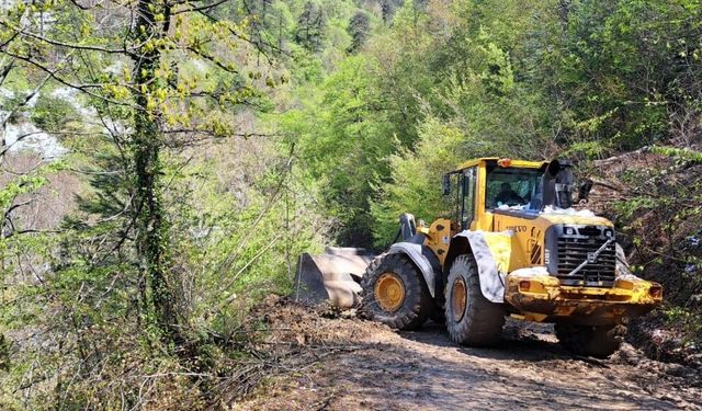 Karabük'te heyelan nedeniyle kapanan köy yolu ulaşıma açıldı