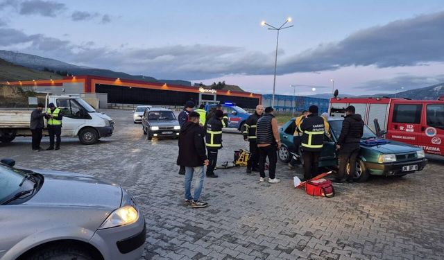 Karabük'te kamyonetle çarpışan otomobilde bir kişi yaralandı
