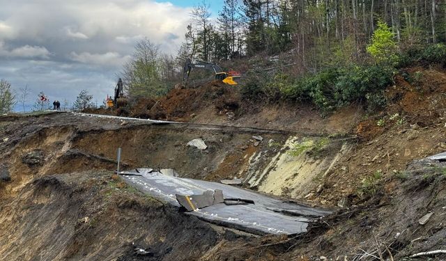 Kastamonu-Çatalzeytin kara yolu heyelan nedeniyle ulaşıma kapandı