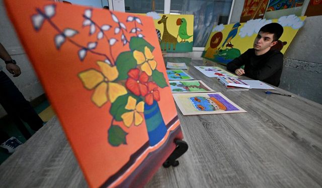 Resim tutkunu otizmli genç 100'e yakın eser ortaya çıkardı