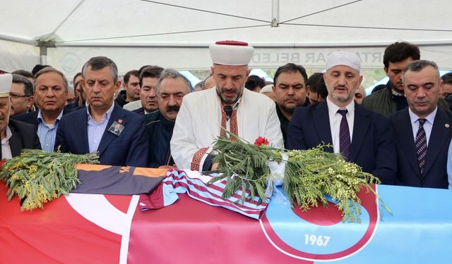 Sanatçı Volkan Konak memleketi Trabzon'da son yolculuğuna uğurlandı