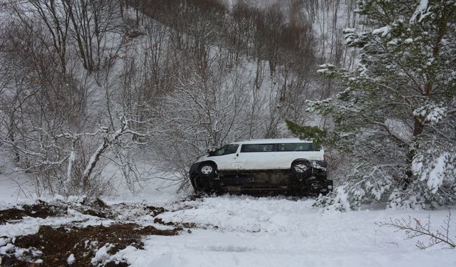 Tokat’ta Tüyler Ürperten Kaza: Minibüs Uçuruma Yuvarlandı