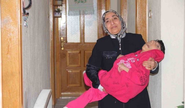 Eşinin "Ne haliniz varsa görün" diyerek terk ettiği kadın 33 yıldır engelli kızına tek başına bakıyor