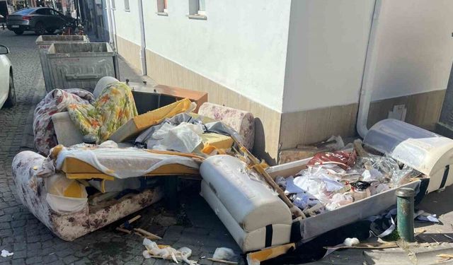 Parçalanmış atık mobilyalarla yaya geçidini kapattılar