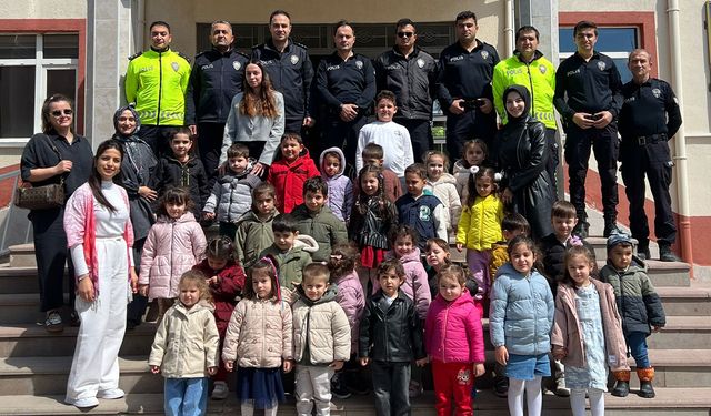 Polisler gözyaşlarını tutamadı: Çocuklardan duygu yüklü ziyaret