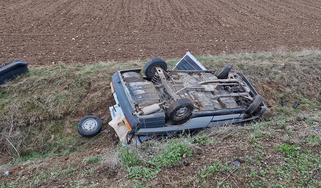 ÇORUM ALACA'DA FECİ KAZA! Takla atan otomobilde 2 kişi yaralandı