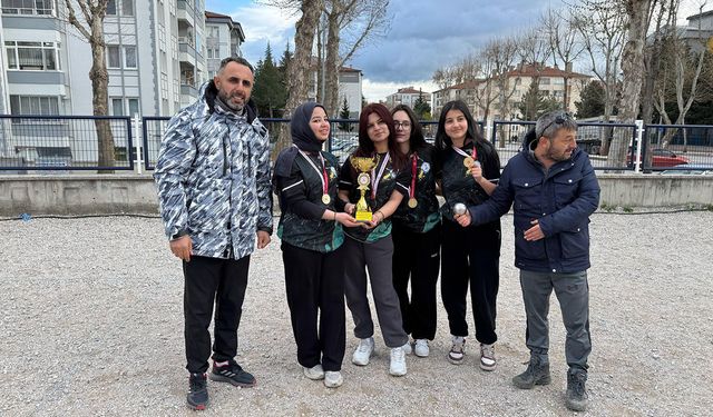 Osmancık’ın gururu Cumhuriyet Lisesi kızları şampiyon oldu