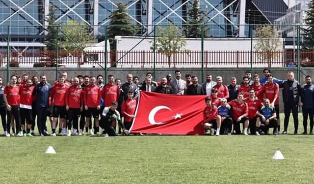 Gençlik ve Spor İl Müdürü Demirkıran’dan Ahlatcı Çorum FK’ya destek ziyareti