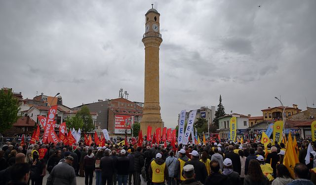 1 Mayıs’ta Çorum’da Bayram Coşkusu: Yürüyüşe Katılım Yoğun Oldu