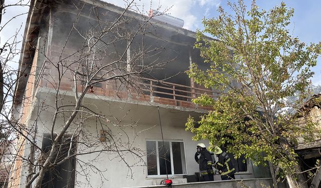 Başpınar Köyü'nde yangın paniği: 2 katlı ev kül olmaktan kurtarıldı