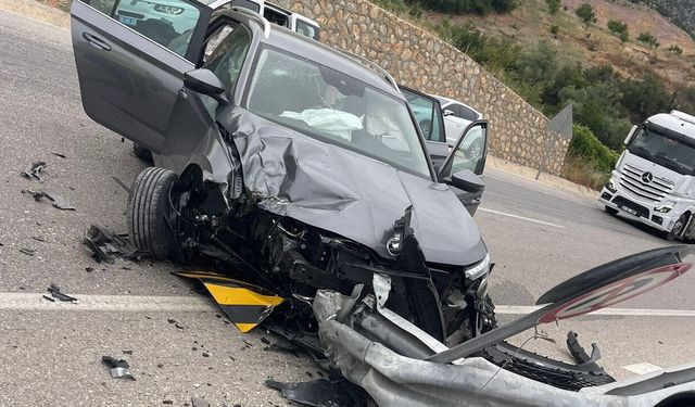 Bariyerlere çarpan otomobildeki 8 kişi yaralandı