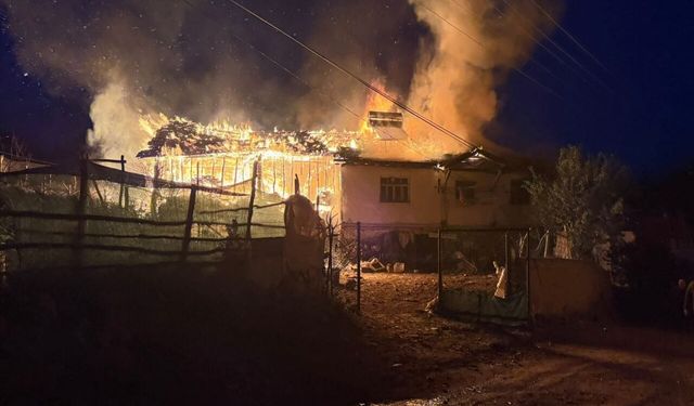 Tokat'ta çıkan yangında bir ev ve ahır kullanılamaz hale geldi