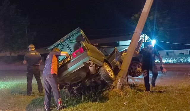 Tokat'ta kontrolden çıkan otomobil aydınlatma direğine çarptı, sürücüsü yaralandı
