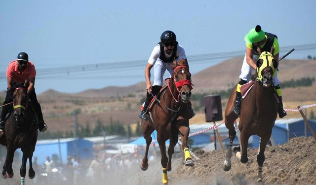 15 Temmuz anma etkinliklerinde nefes kesen at yarışları