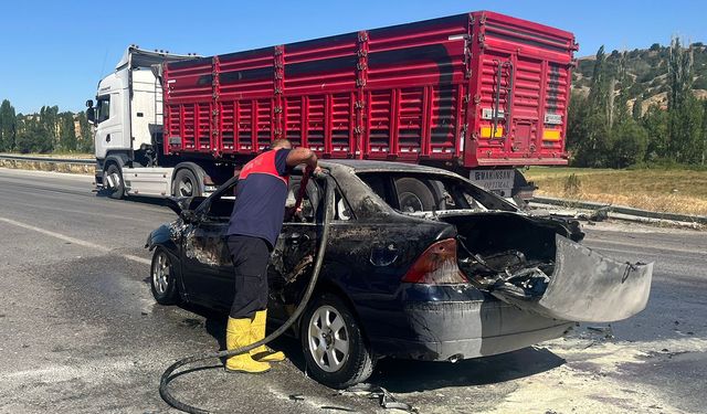 Çorum Sungurlu'da trafik kazası: 4 kişi yaralandı, otomobil yandı