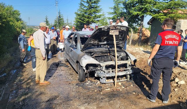 Köy mezarlığı önünde park halindeydi: Otomobil alev alev yanarak kül oldu