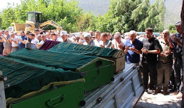 Anne ile çocuklarını ayıran kaza: Son yolculukta gözyaşları sel oldu
