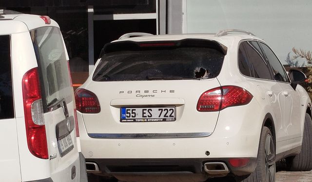Osmancık'ta silahlı saldırı: Park halindeki arabayı kurşun yağmuruna tuttular