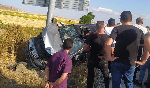 Çorum-Amasya yolunda hareketli dakikalar: Araç viyadükte yön levhasına çarptı