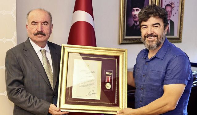 15 Temmuz'da yaralanmıştı! Çorumlu gazi Devlet Övünç Madalyası'nı Vali'nin elinden aldı