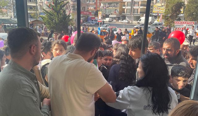 1 liraya satılan tavuk döner ve ayran izdihama neden oldu