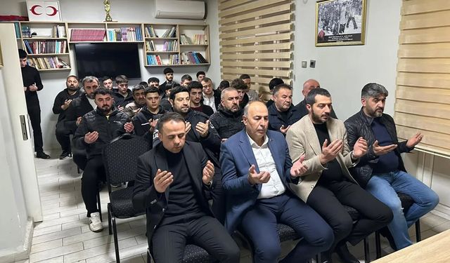 Ülkücü gençler, deprem şehitlerini dualarla andı