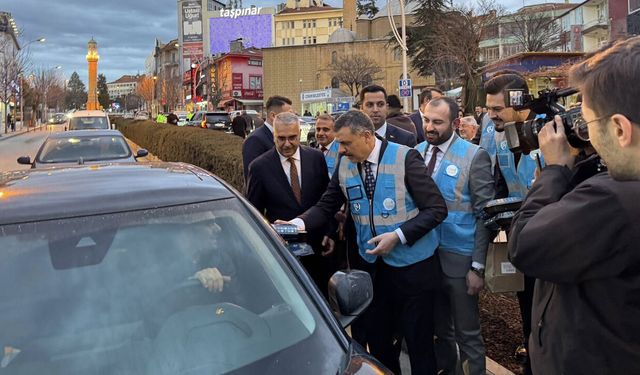 Bakan Çiftçi’den iftara 5 kala kumanya sürprizi