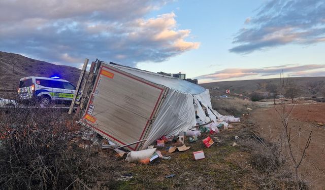 Çorum'da Kuruyemiş yüklü tır devrildi