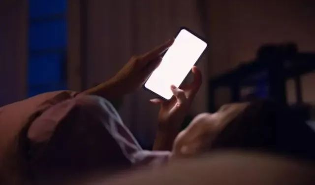 ABD’li uzmanlardan korkutan uyarı: Loş ışıkta telefona bakmak gözü bozuyor