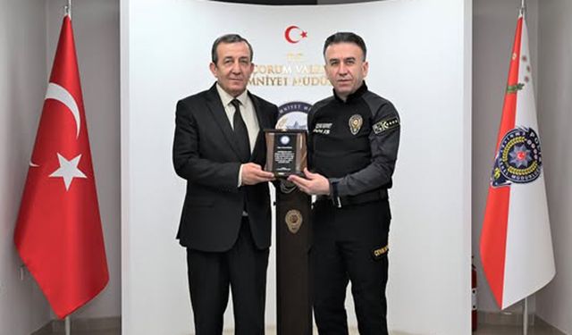 Ahmet Dilbaz’a onur belgesi ve plaket