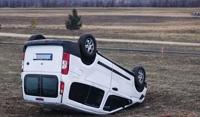 Direksiyon hakimiyetini kaybetti, takla attı
