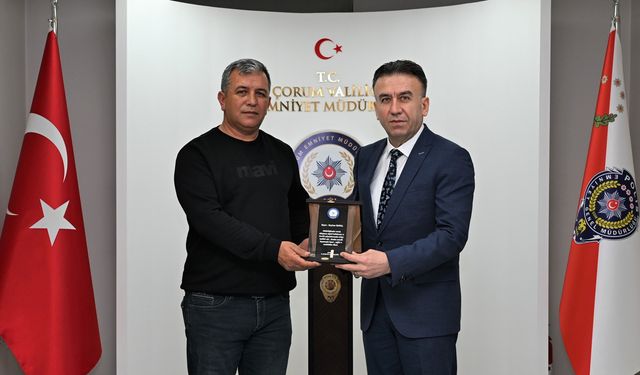 Emekliye ayrılan Seyhan Baral’a plaket takdim edildi