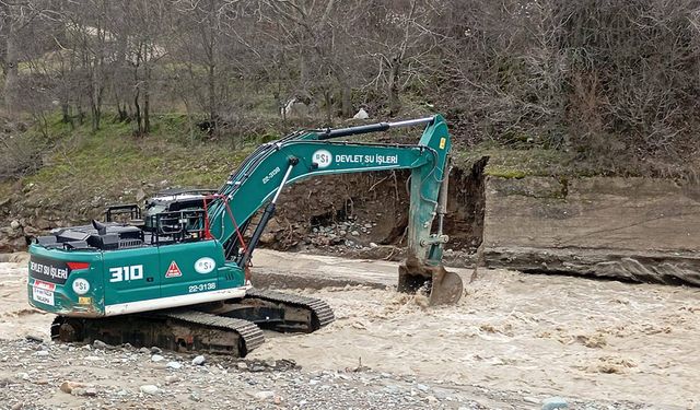Çorum'un bu ilçesinde ilçesinde yağışlar zemini vurdu! Ankara’dan teknik heyet geldi, iş makineleri sahaya indi