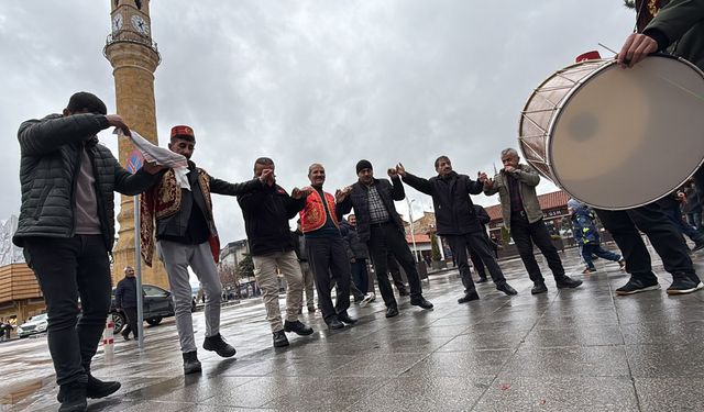 Davulcular Ramazan’ı halayla karşıladı