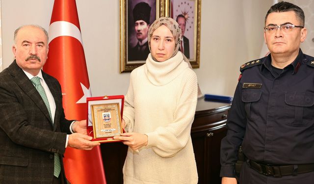 Şehit Jandarma Üsteğmen Ali Kablan’ın ailesine hizmet belgesi ve anı plaketi