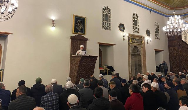 Çorum İl Müftüsü Yıldırım ilk teravihi kıldırdı