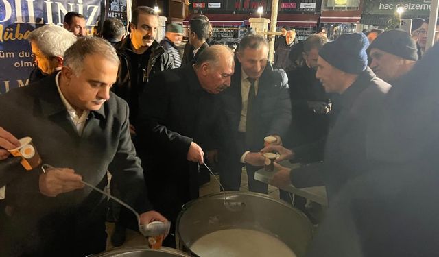 Berat Kandili’nde Ulu Camii’nde vatandaşlara süt ikramı