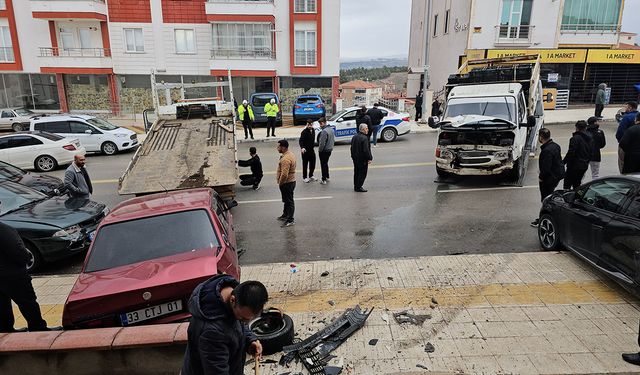 Facia ucuz atlatıldı: Kamyonet 5 araca çarptı