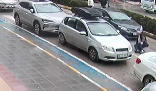 Çorum'da otomobil yayaya çarptı, o anlar kamerada