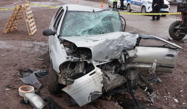 Otomobille traktörün çarpıştı! Kazada bir kişi hayatını kaybetti, iki kişi yaralandı