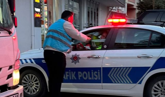 Ülkü Ocakları’ndan iftara yetişemeyenlere hurma ikramı