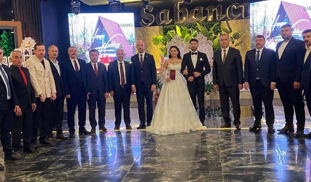 MHP heyeti düğünde buluştu: Genç çifte mutluluk dileği