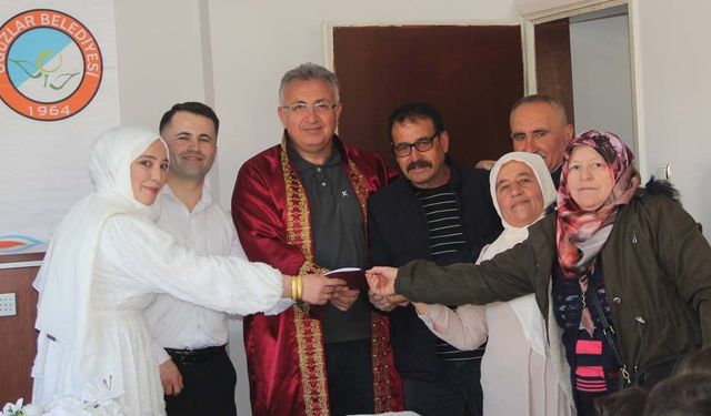 Başkan Cebeci genç çiftin nikâhını kıydı