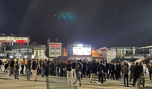 Meydanda toplanıp halay çekerek kutladılar