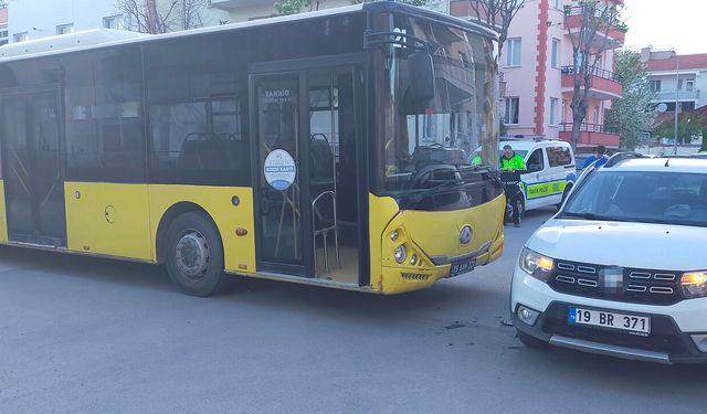 Halk otobüsü ile otomobil çarpıştı: 4 yaralı