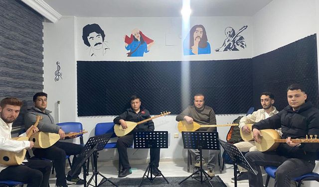 Çorum Ülkü Ocakları’nda bağlama kursu devam ediyor