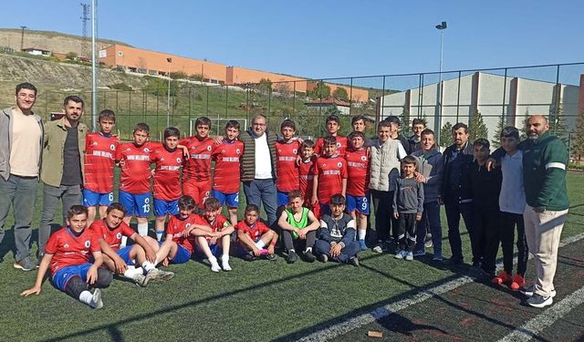Başkan Ünlü’den genç futbolculara moral ziyareti